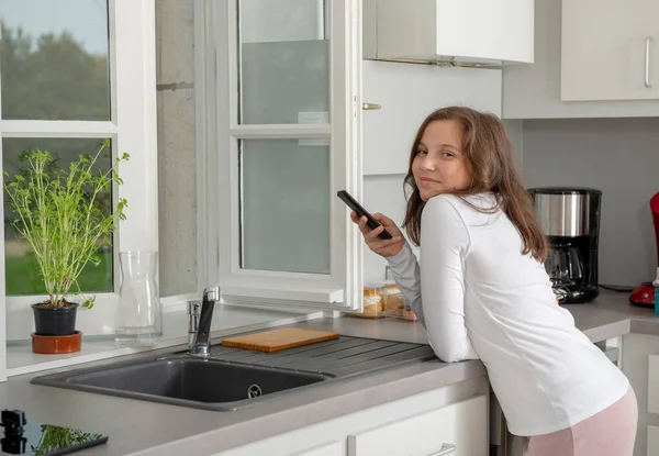 Adolescente Usando Smartphone Cozinha — Fotografia de Stock