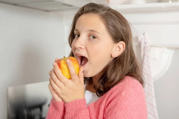 Uma Jovem Adolescente Comendo Uma Maçã — Fotografia de Stock