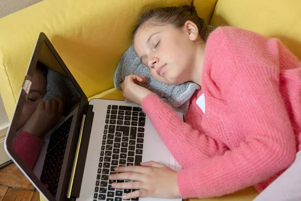 Jong Tiener Slapen Met Een Laptop — Stockfoto