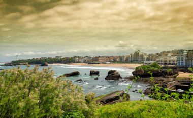 Biarritz Beach bulutlu gökyüzü altında görünümü