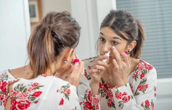 Una Joven Morena Poniendo Maquillaje Espejo —  Fotos de Stock