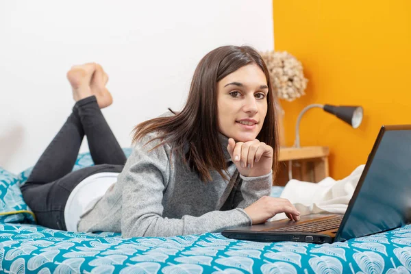 Jovem Morena Deitada Cama Usando Laptop — Fotografia de Stock