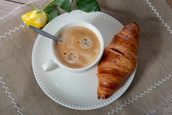 法式早餐咖啡配牛奶和羊角面包 — 图库照片