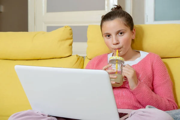 Tonårig Flicka Med Laptop Sitter Soffan Och Dricka Apelsinjuice — Stockfoto