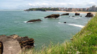 Biarritz Beach bulutlu gökyüzü altında görünümü