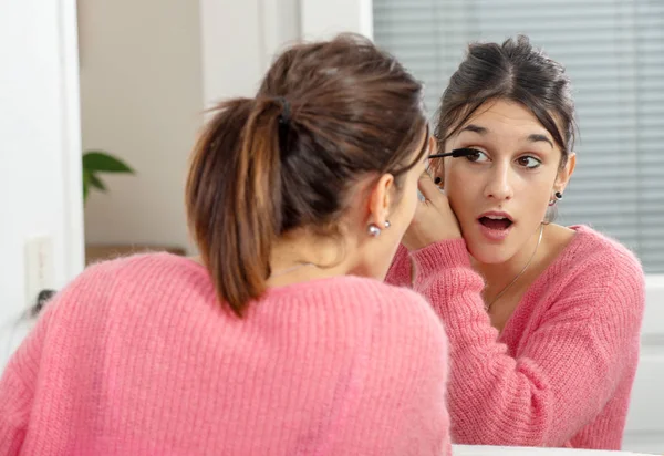 Uma Jovem Morena Colocando Maquiagem Espelho — Fotografia de Stock