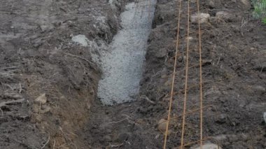 bir el arabası ile Beton dökme mason