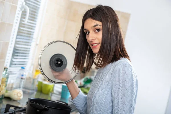 Uma Jovem Morena Bonita Cozinhar Cozinha — Fotografia de Stock