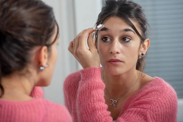 Uma Jovem Morena Colocando Maquiagem Espelho — Fotografia de Stock