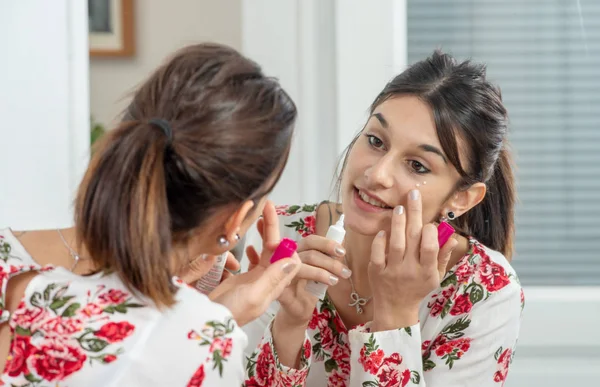 Una Giovane Donna Bruna Che Trucca Allo Specchio — Foto Stock