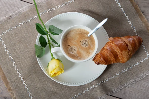 Bir Fransız Kahvaltı Kahve Süt Kruvasan — Stok fotoğraf
