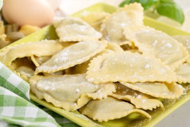 geleneksel İtalyan Mantısı dolu bir peynir ve ıspanak