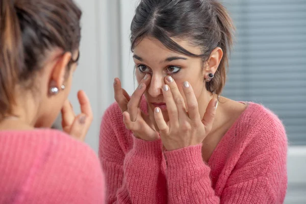 Una Joven Morena Poniendo Maquillaje Espejo —  Fotos de Stock