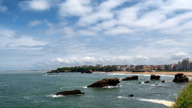 Biarritz Beach bulutlu gökyüzü altında görünümü
