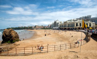 Biarritz Beach bulutlu gökyüzü altında görünümü