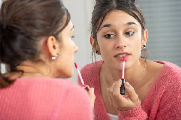 Una Joven Morena Poniendo Maquillaje Espejo — Foto de Stock
