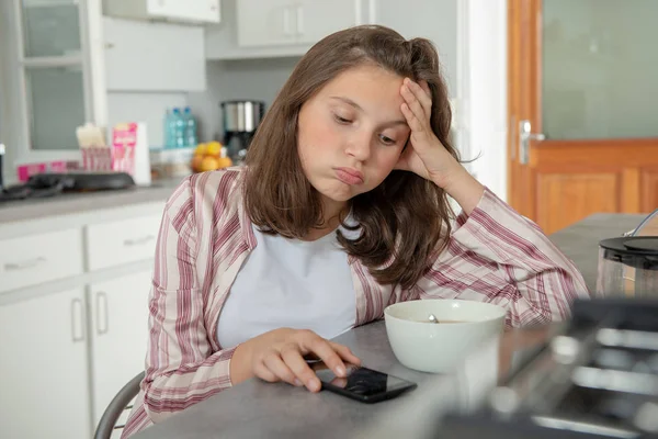 Ochtend Tiener Meisje Met Behulp Van Een Smartphone Keuken — Stockfoto