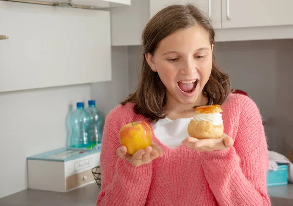 Nastoletnie Dziewczyny Wybrane Słodkie Ciasta Ekologiczne Jabłka — Zdjęcie stockowe