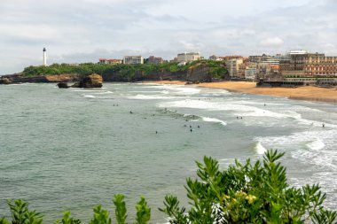 Biarritz Beach bulutlu gökyüzü altında görünümü