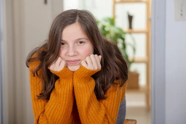 Egy Fiatal Tizenéves Lány Egy Sárga Pulóver — Stock Fotó