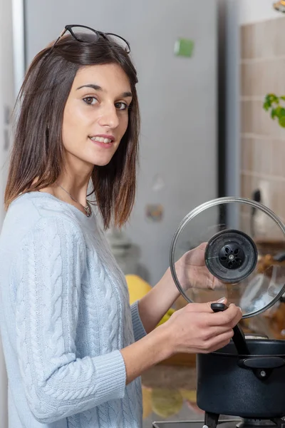 Uma Jovem Morena Bonita Cozinhar Cozinha — Fotografia de Stock