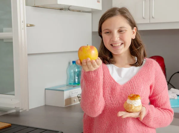 Dospívající Dívka Zvolen Sladké Pečivo Organické Jablko — Stock fotografie