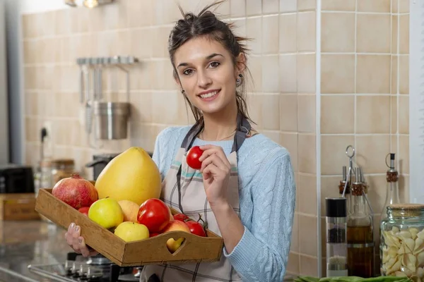 Uśmiechnięta Młoda Kobieta Różnych Owoców Kuchni — Zdjęcie stockowe