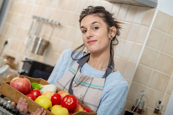 Souriant Jeune Femme Avec Divers Fruits Dans Cuisine — Photo