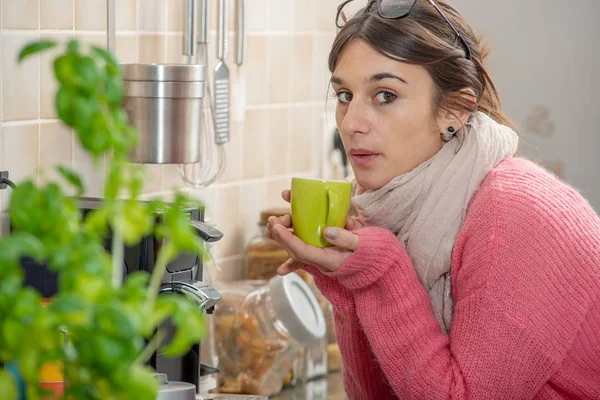 Jonge Brunette Vrouw Die Een Kopje Koffie Drinken Keuken — Stockfoto