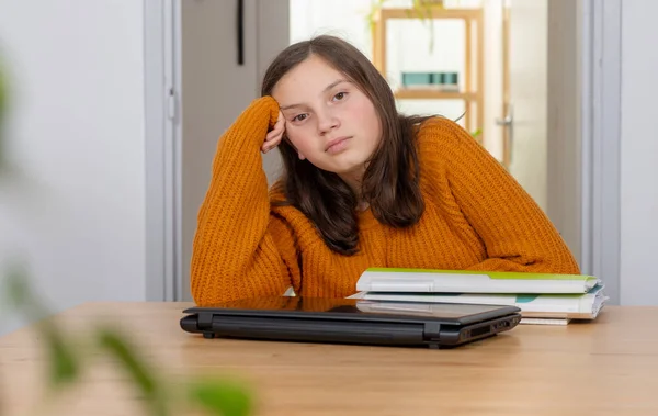 Une Jeune Adolescente Avec Pull Jaune — Photo