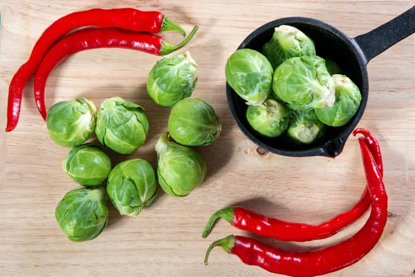 Gros Plan Des Choux Bruxelles Sur Une Table Bois — Photo