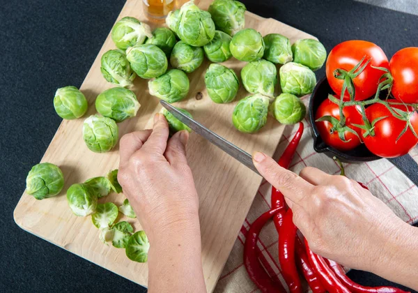 Gros Plan Des Choux Bruxelles Sur Une Table Bois — Photo