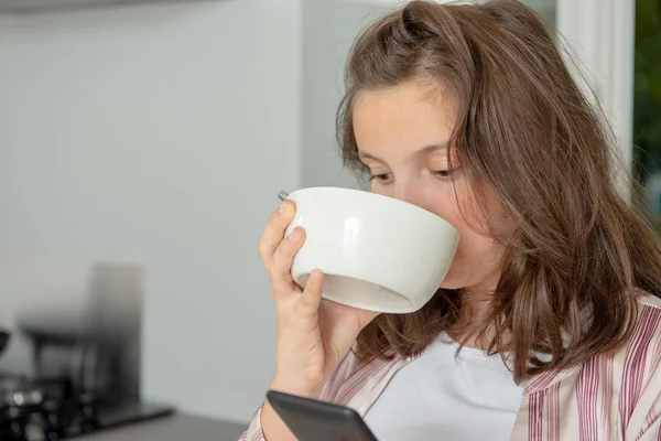 十几岁的女孩正在碗里喝咖啡 — 图库照片