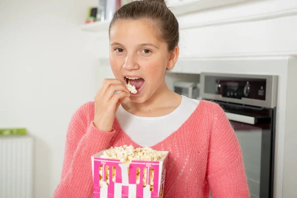 Giovane Ragazza Adolescente Con Maglione Rosa Mangiare Popcorn Casa — Foto Stock