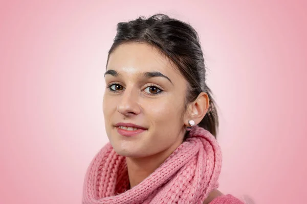 Retrato Una Guapa Morena Joven Con Suéter Rosa — Foto de Stock