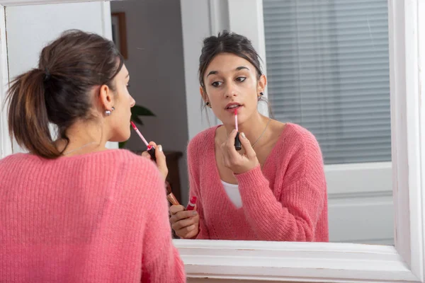 Une Jeune Femme Brune Maquille Dans Miroir — Photo