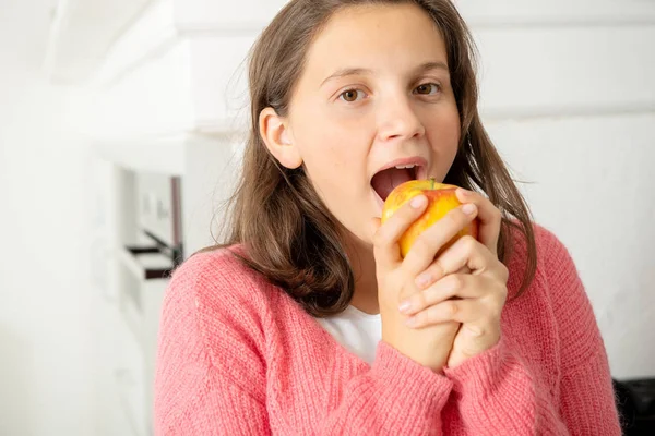 Una Giovane Adolescente Che Mangia Una Mela — Foto Stock