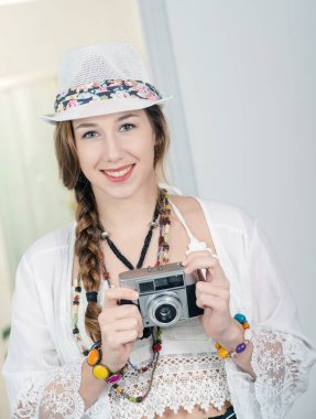 retro bir kamera ile bir güzel hippi kadın