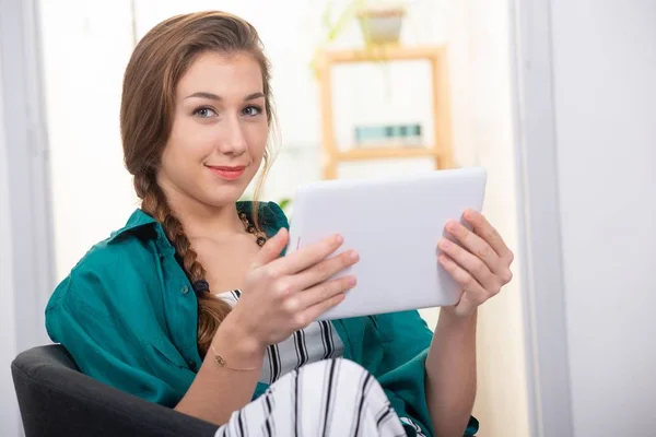 Sorridente Giovane Donna Con Una Treccia Utilizzando Computer Tablet — Foto Stock