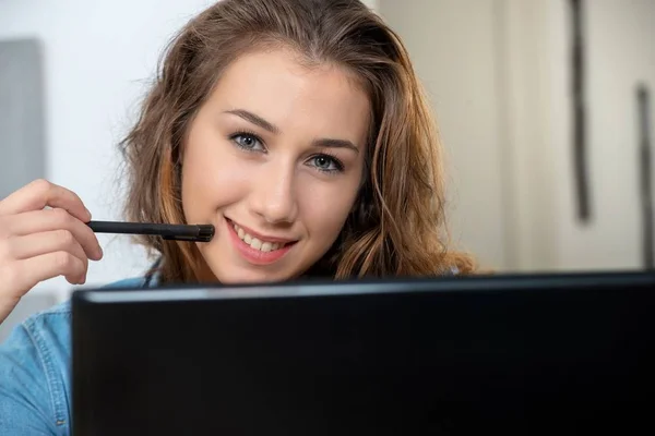 Una Joven Sonriente Con Pelo Largo Está Utilizando Ordenador Portátil — Foto de Stock