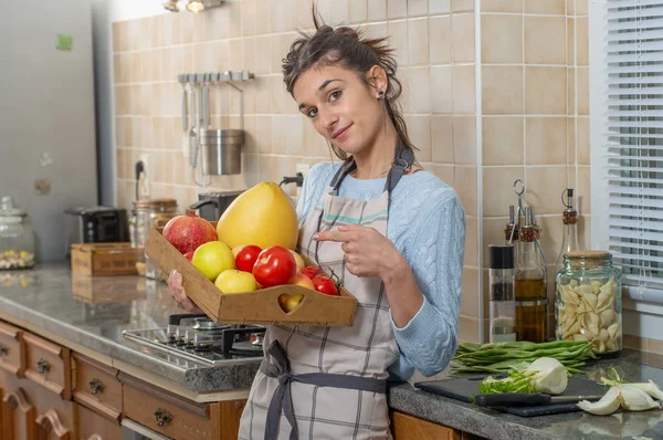 Sorrindo Jovem Mulher Com Vários Frutos Cozinha — Fotografia de Stock