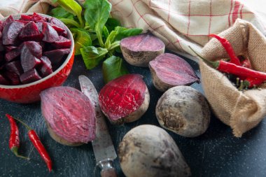 Küçük kasede ev yapımı çiğ pancar salatası.