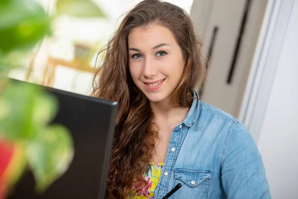 Joven Sonriente Mujer Con Pelo Largo Está Utilizando Ordenador Portátil — Foto de Stock