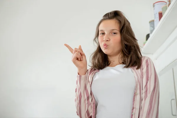 Una Chica Adolescente Bonita Mostrando Con Dedo —  Fotos de Stock