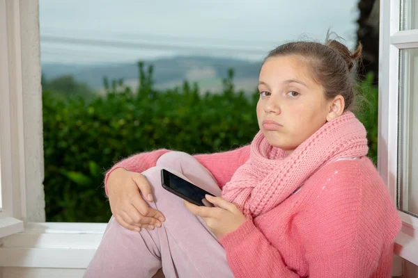 Jong Tiener Meisje Met Een Roze Sweater Een Cap Van — Stockfoto