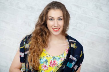 uzun saçlı Genç ve güzel kadın