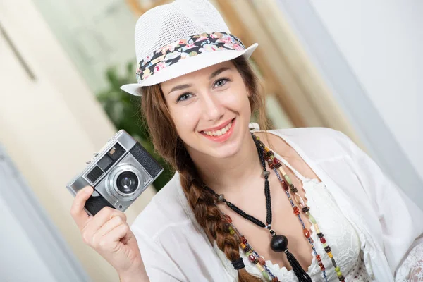 Una Hermosa Mujer Hippie Con Una Cámara Retro —  Fotos de Stock