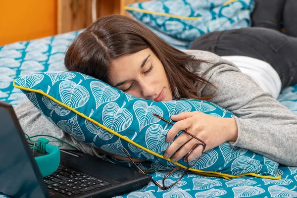 Una Joven Morena Dormida Con Portátil Cama — Foto de Stock