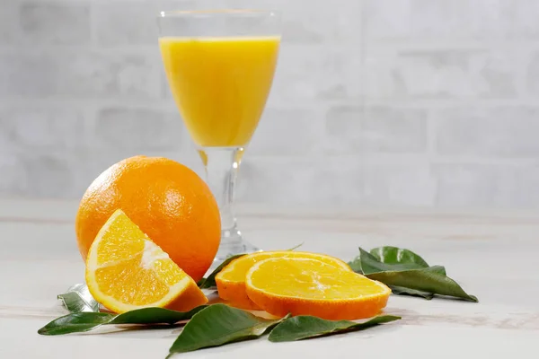 Oranžová Sklenice Pomerančové Šťávy Bílém Dřevěném Stole — Stock fotografie