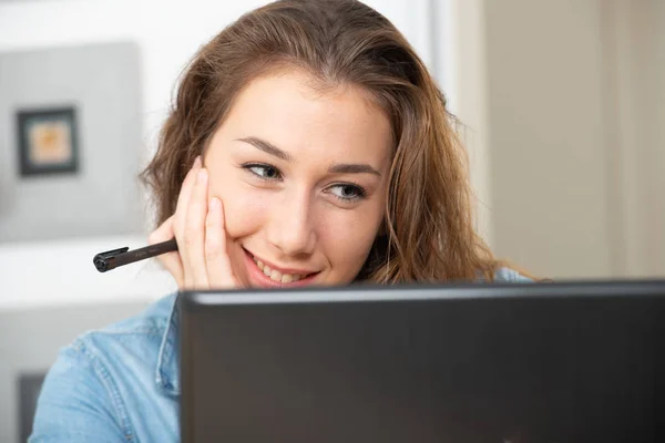 Jonge Lachende Vrouw Met Lange Haren Het Gebruik Van Een — Stockfoto